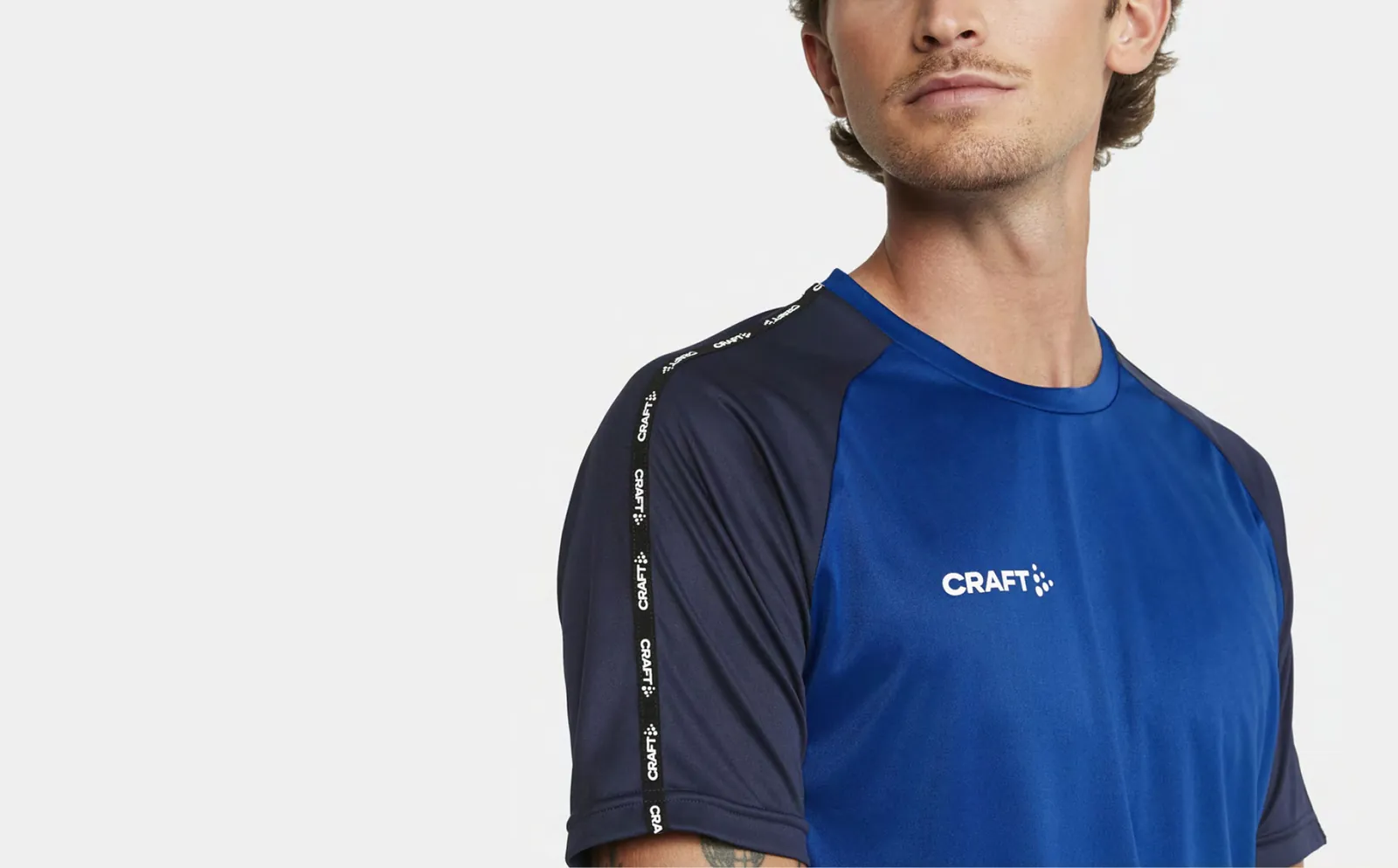 Mann i blå Craft treningstrøye